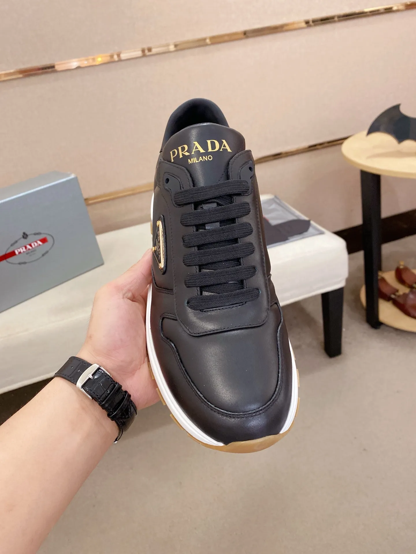 Factory price 540💰 ✔️✔️✔️High version High-quality new PRADA counters are on the market at the same time. The new men's shoes and 😘fabrics are selected from imported first-layer cowhide and are made by pure handcrafts. Lining: Full cowhide lining. 👍🏿 High-end ☄️ air-cushion molded anti-slip rubber outsole, exquisite lines, simple and elegant, comfortable and high-end for leisure travel. Code number: 38 to 44